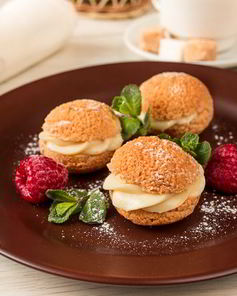 Шу с заварным и малиновым кремом