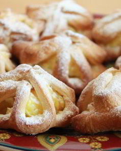 Слоеные звездочки с кремом патисьер и кусочками яблока