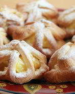 Слоеные звездочки с кремом патисьер и кусочками яблока