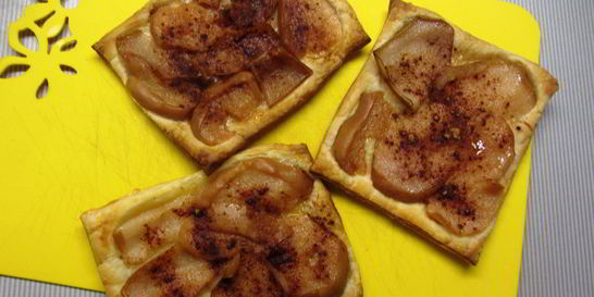 Слойка с консервированной грушей и заварным кремом