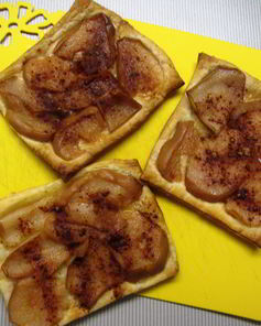 Слойка с консервированной грушей и заварным кремом