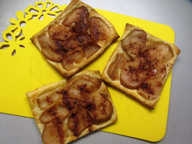 Рецепт слойки с консервированной грушей и заварным кремом