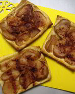 Слойка с консервированной грушей и заварным кремом