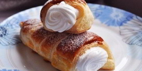 Трубочки из готового слоеного теста с кремом