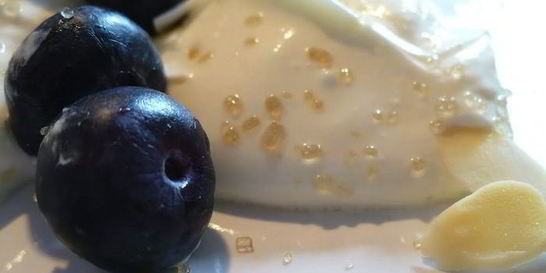 Творожный крем с черникой и миндалем