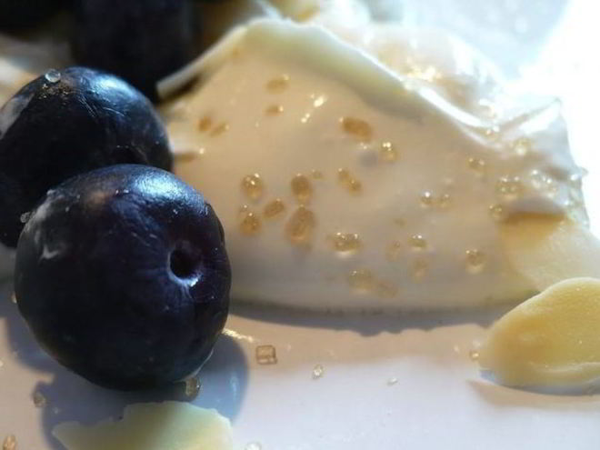 Рецепт творожного крема с черникой и миндалем