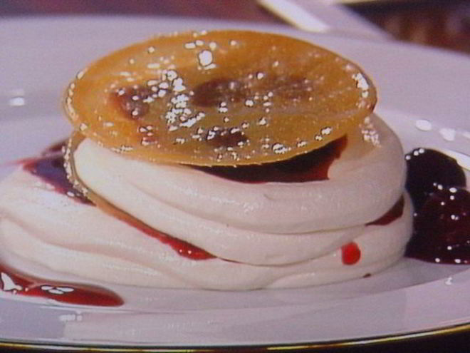 Рецепт вишневого мильфея с творжно-сливочным кремом и карамельным крокантом