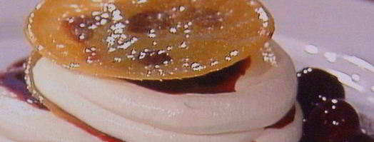 вишневый мильфей с творжно-сливочным кремом и карамельным крокантом. Шаг 15