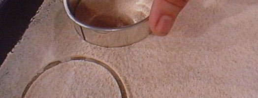 вишневый мильфей с творжно-сливочным кремом и карамельным крокантом. Шаг 4