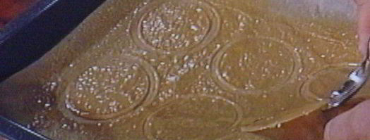 вишневый мильфей с творжно-сливочным кремом и карамельным крокантом. Шаг 7