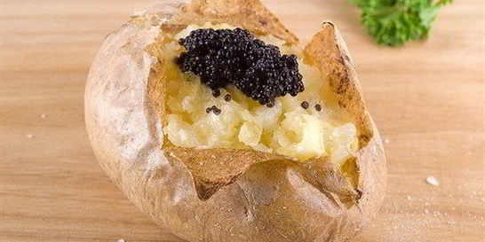 Закуска из жареного картофеля, крема и черной икры