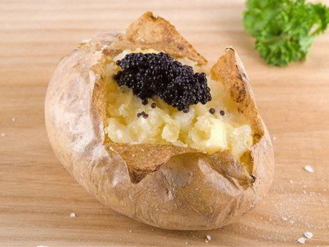 Рецепт закуски из жареного картофеля, крема и черной икры