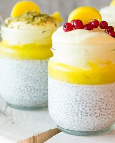 Медовый чиа пудинг с манговым пюре и взбитыми манговыми сливками