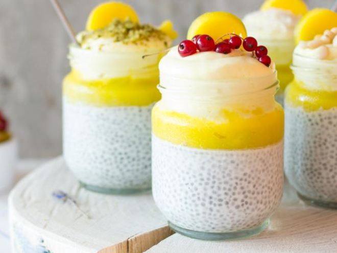 Рецепт медового чиа пудинг с манговым пюре и взбитыми манговыми сливками