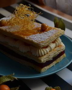 Мильфей с брусничным желе с медом, кремом муслин и свежими ягодами