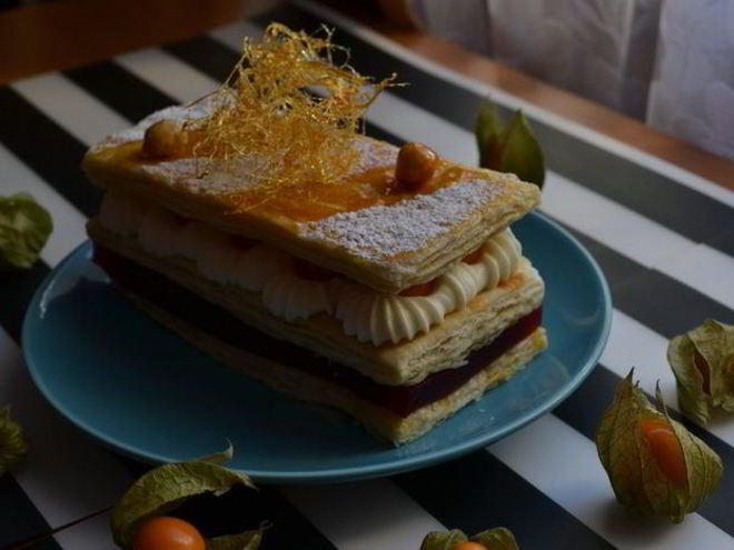 Рецепт мильфея с брусничным желе с медом, кремом муслин и свежими ягодами