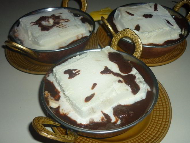 Рецепт десерта из мороженого, бананов и шоколада