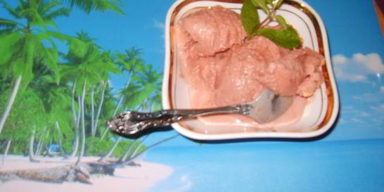 Карамельно-вишневое мороженое с корицей