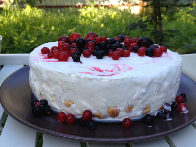 Рецепт ленивого торта-мороженого с фундуком и красной смородиной