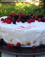 Ленивый торт-мороженое с фундуком и красной смородиной