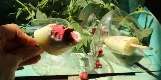 Молочное мороженое с малиновым конфи