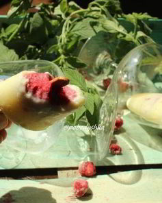 Молочное мороженое с малиновым конфи