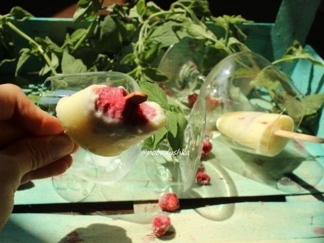 Рецепт молочного мороженого с малиновым конфи