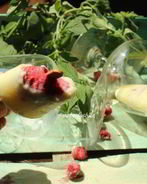 Молочное мороженое с малиновым конфи