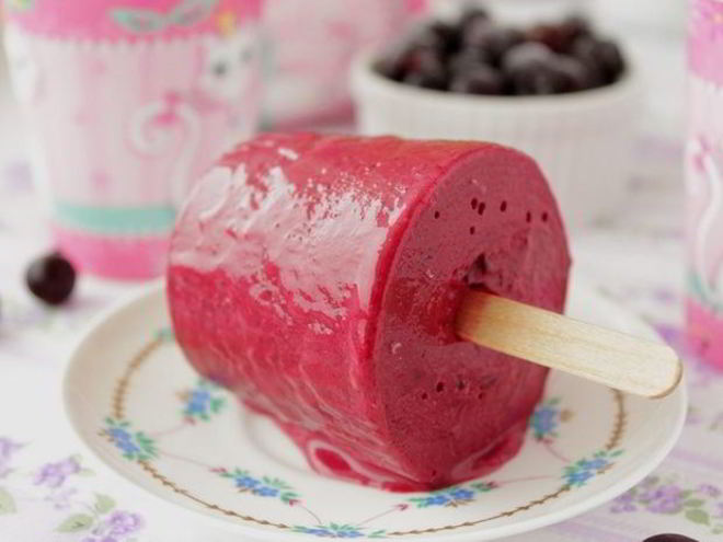 Рецепт мороженого из черной смородины и йогурта