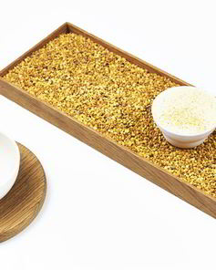 Мороженое из воска и пыльцы и сушеное яблоко с темным медом и бузиной