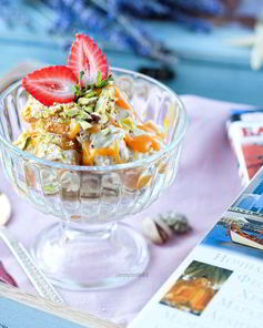 Мороженое из замороженного банана с арахисовой пастой и соленой карамелью