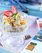 Мороженое из замороженного банана с арахисовой пастой и соленой карамелью