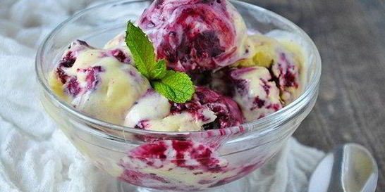 Мороженое на сливках с черной смородиной