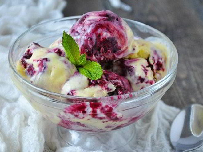 Рецепт мороженого на сливках с черной смородиной