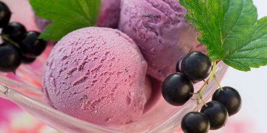 Мороженое с черной смородиной