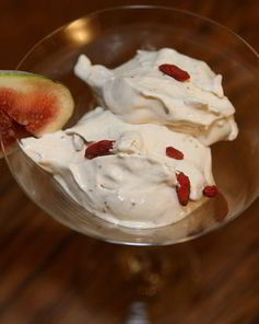 Мороженое с инжиром и ягодами годжи