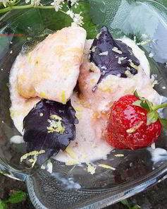Мороженое с клубникой, базиликом и лимонной карамелью