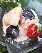 Мороженое с клубникой, базиликом и лимонной карамелью