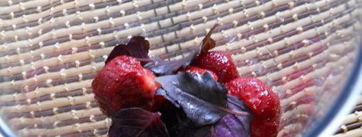 мороженое с клубникой, базиликом и лимонной карамелью. Шаг 3