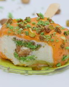 Мороженое с кокосово-фисташковой прослойкой и сорбетом из маракуйи