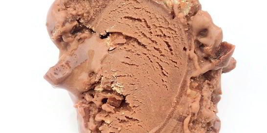 Мороженое с молочным шоколадом и конфетами KitKat