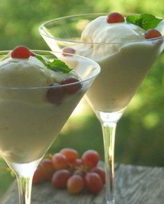 Мороженое с шампанским и грушами