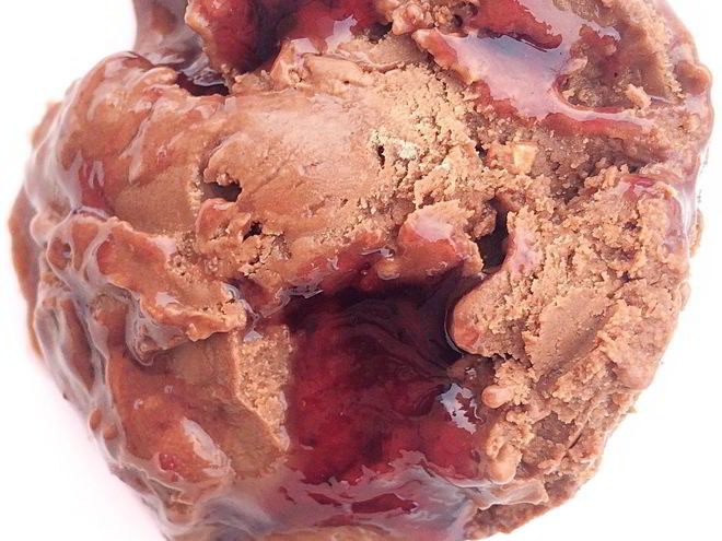 Рецепт мороженого с темным шоколадом, копченой солью и прослойкой виноградного желе