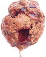 Мороженое с темным шоколадом, копченой солью и прослойкой виноградного желе