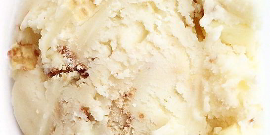 Мороженое в белым шоколадом и конфетами KitKat