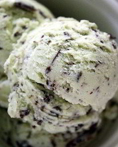 Мятное мороженое с шоколадной крошкой