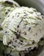 Мятное мороженое с шоколадной крошкой