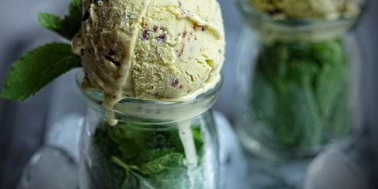 Мятное мороженое с темным шоколадом