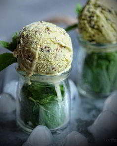 Мятное мороженое с темным шоколадом