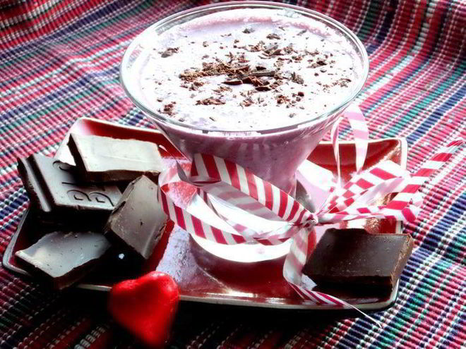 Рецепт прохладного коктейля из мороженого с черникой